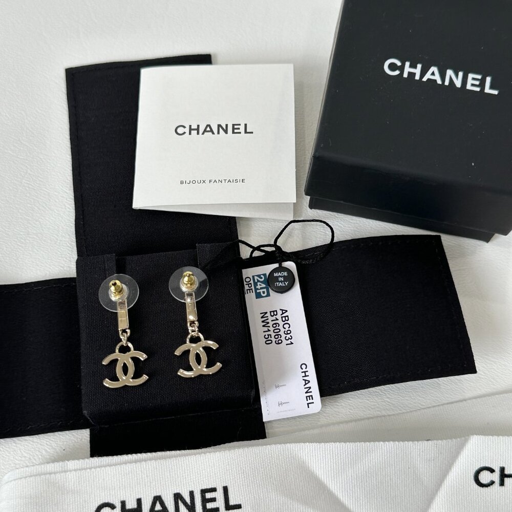 2024P CHANEL GOLD TONE CC LOGO WHITE CRYSTALS DANGLE EARRINGS - Picture 7 of 16